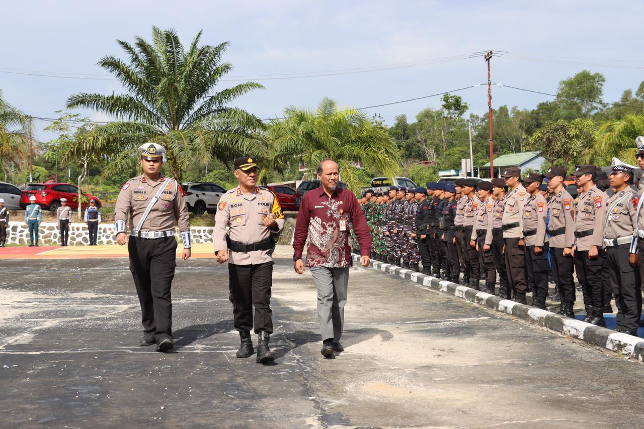 PENGECEKAN : Kapolres Nunukan AKBP Bonifasius Rumbewas melakukan pemeriksaan pasukan saat memimpin Apel Operasi Kepolisian Terpusat Ketupat Kayan 2026.