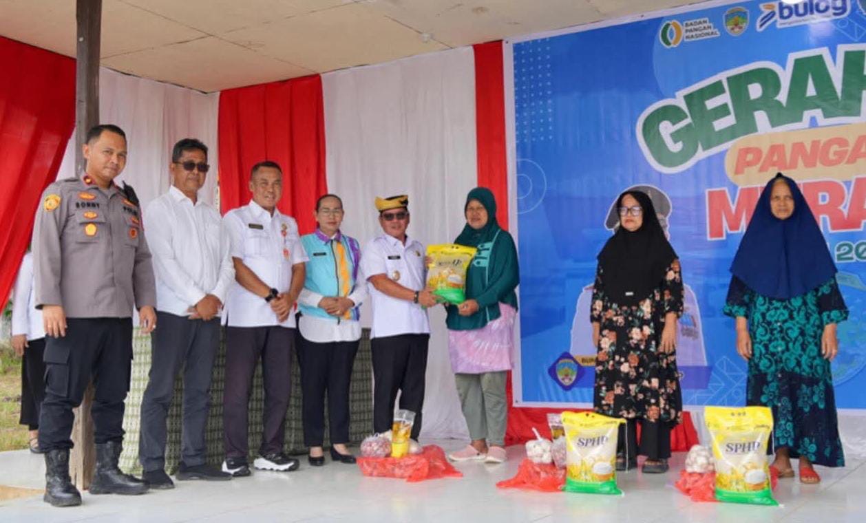 PANGAN MURAH: Wabup Sabri bersama pejabat lainnya menyerahkan secara simbolis sembako murah kepada masyarakat.(FOTO: DISKOMINFO)