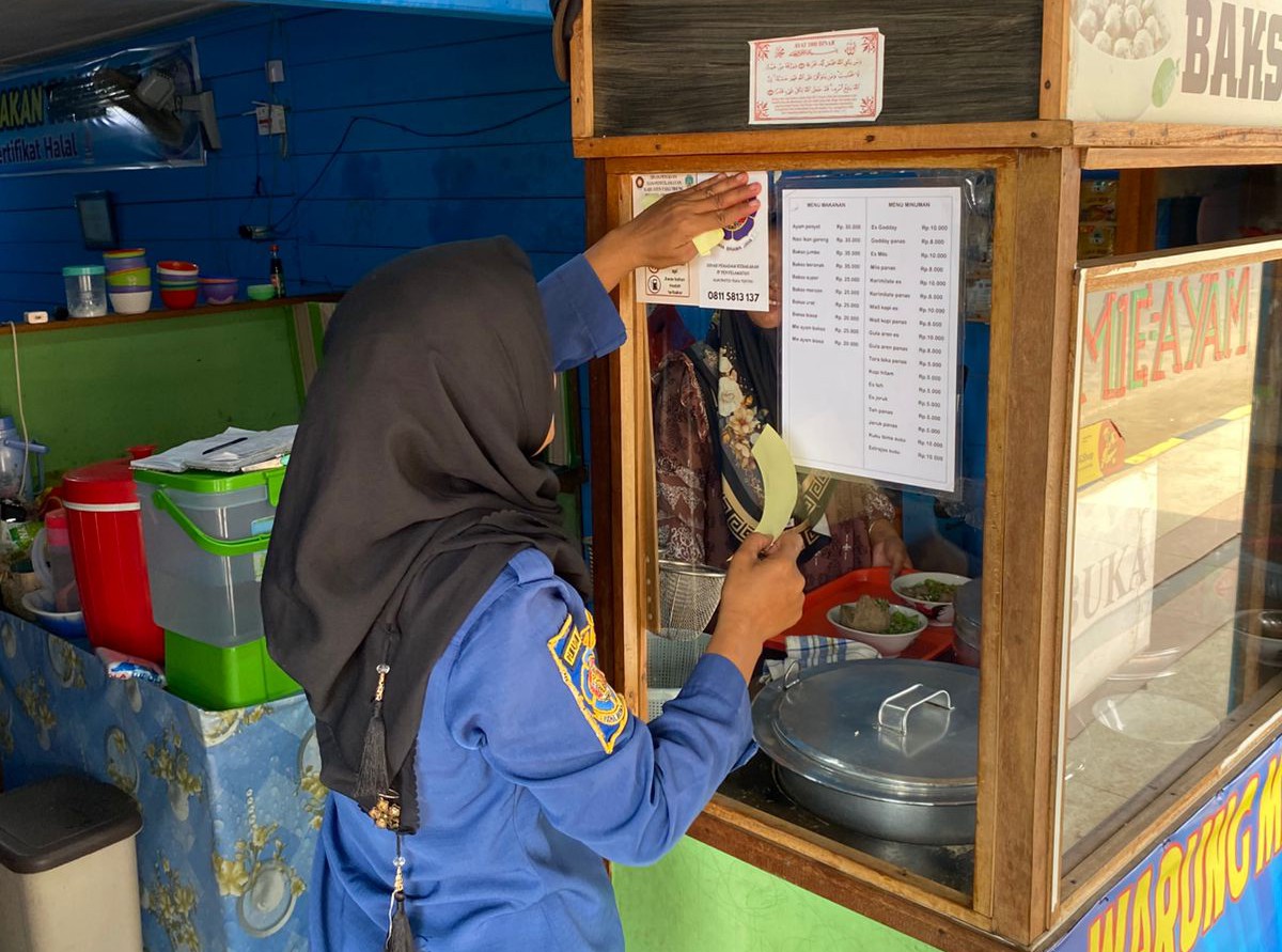 ANTISIPASI: Damkar Tana Tidung melakukan sosialisasi dengan memasang stiker di warung maupun tempat tempat usaha yang rawan kebakaran. (FOTO: DOK PMK)