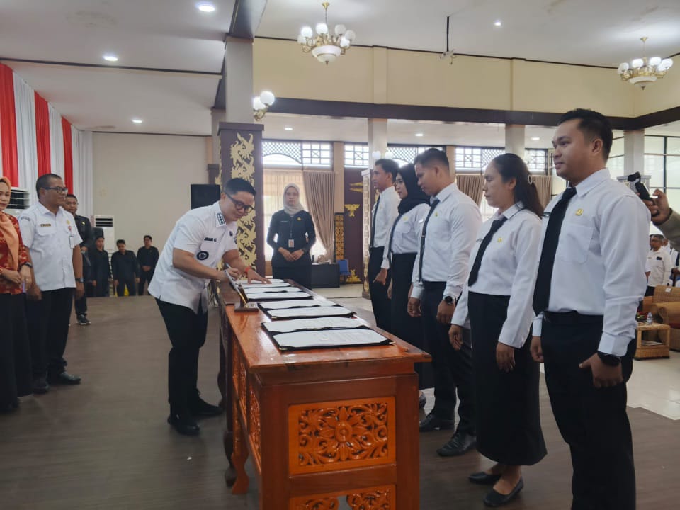 WFA: Bupati Ibrahim Ali saat menyerahkan SK PPPK bulan lalu. (DOK RADAR TARAKAN)