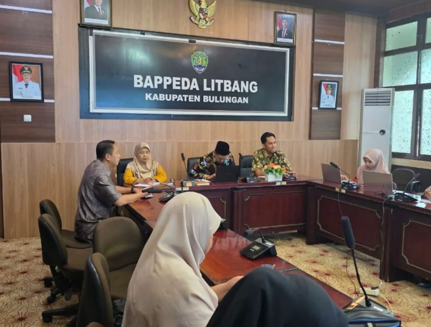 melakukan evaluasi kinerja penanganan stunting di Kantor Bappeda Litbang Bulungan.(Taslee/Radar Tarakan)