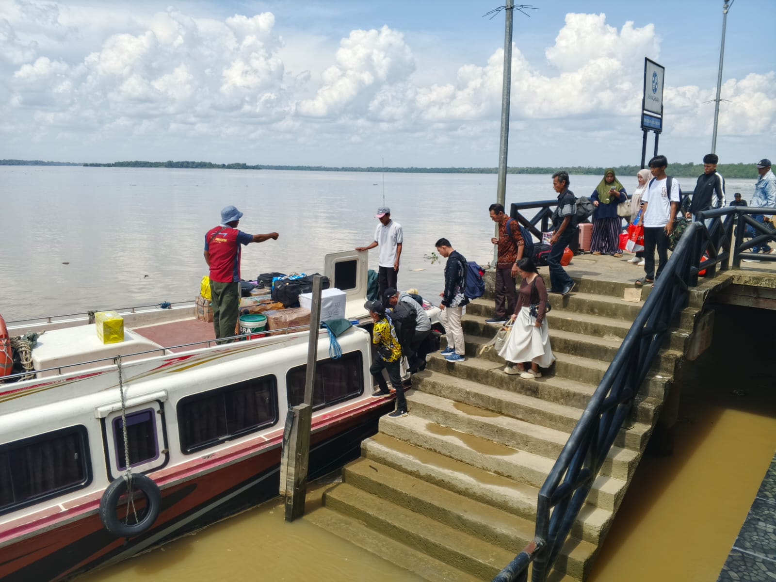 MULAI MENINGKAT: Arus mudik Lebaran di Pelabuhan Keramat Tideng Pale mulai terlihat meningkat meski belum signifikan. (FOTO: SOPIAN/RADAR TARAKAN)