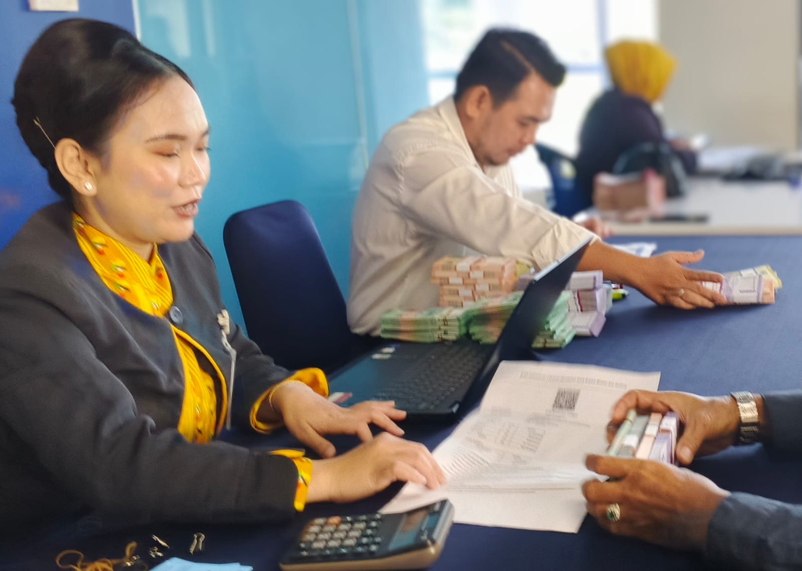 SAMBUT LEBARAN: Uang kecil paling banyak diburu pasa kegiatan penukaran uang baru yang digelar Bank Indonesia di Tana Tidung (FOTO: SOPIAN/RADAR TARAKAN)