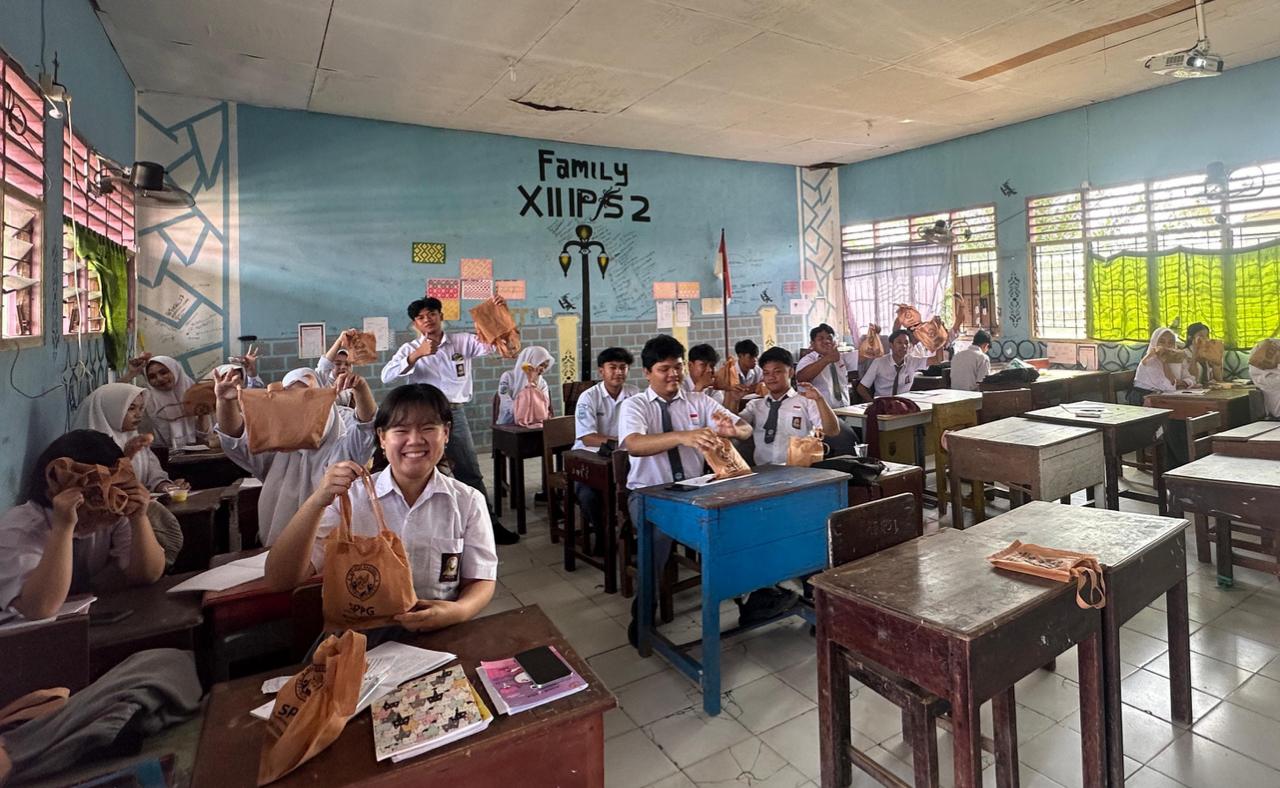 STOP: Siswa SMAN 1 Malinau Kota saat menerima MBG Ramadan dari SPPG Muhammadiyah Malinau.  