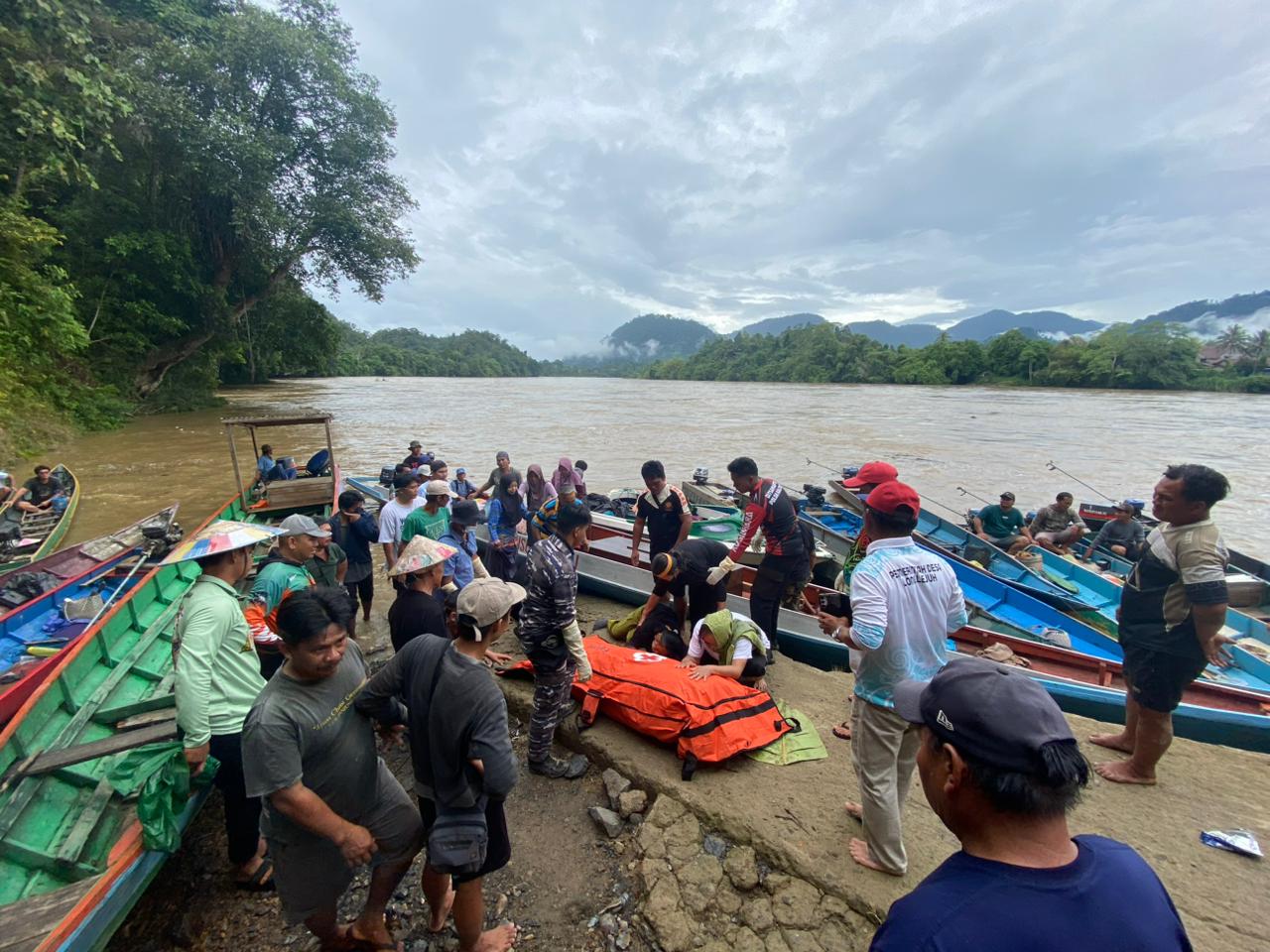 DITEMUKAN: Korban tenggelam di Sungai Kayan dievakuasi.