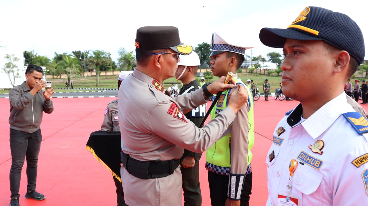 SIAGA: Kapolda Kaltara memimpin apel gelar pasukan dalan Operasi Ketupat Kayan 2026.  