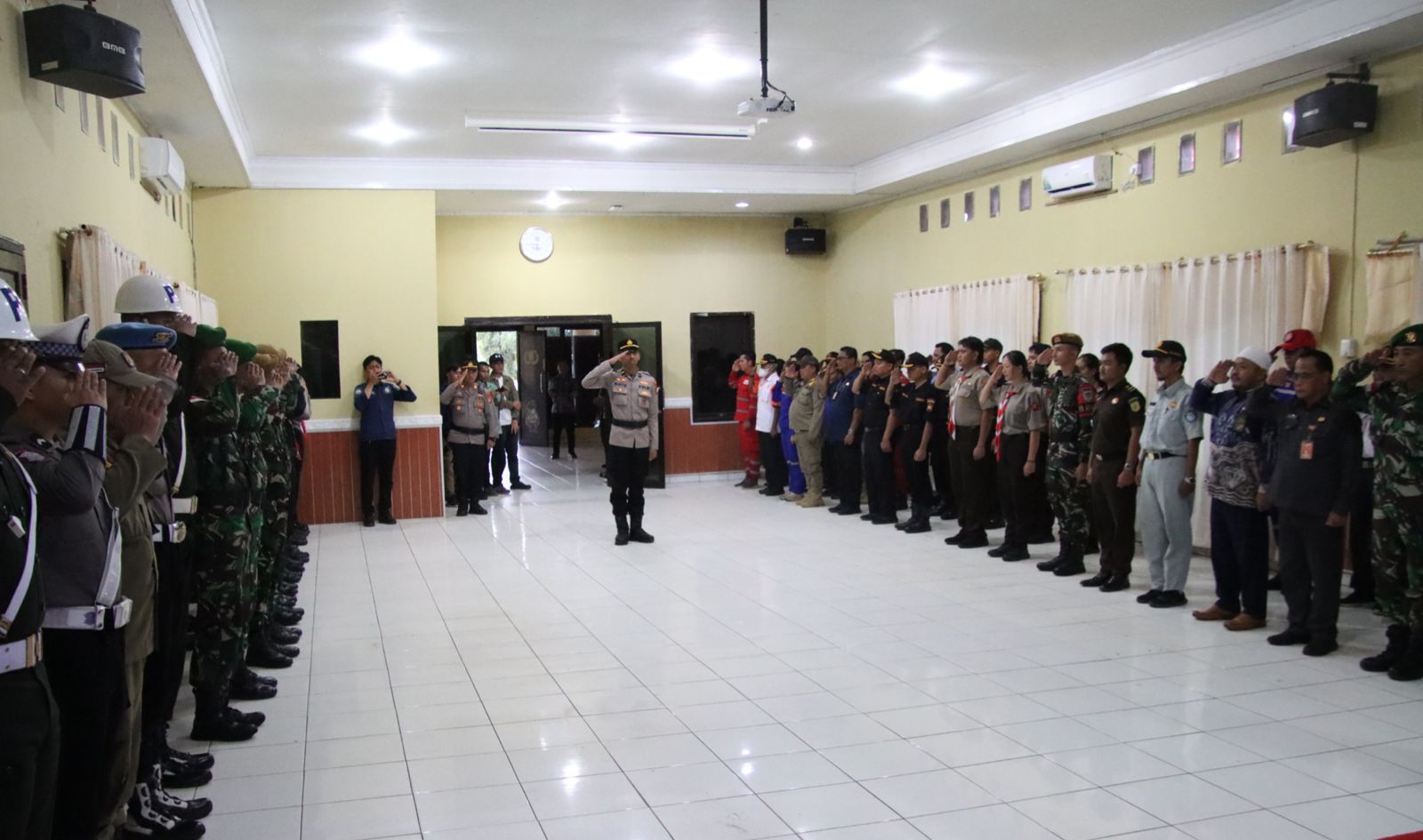 OPERASI: Tim Gabungan Operasi Ketupat Kayan saat mengikuti gelar pasukan di Polres Malinau.