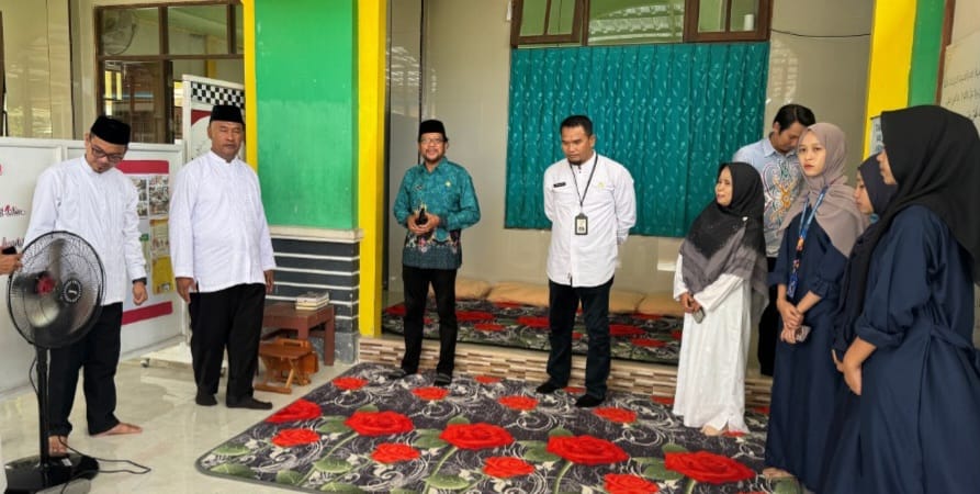 TINJAU LAPANGAN: Kepala Kemenag Bulungan meninjau kesiapan salah satu masjid di Tanjung Selor yang disiapkan untuk pemudik.