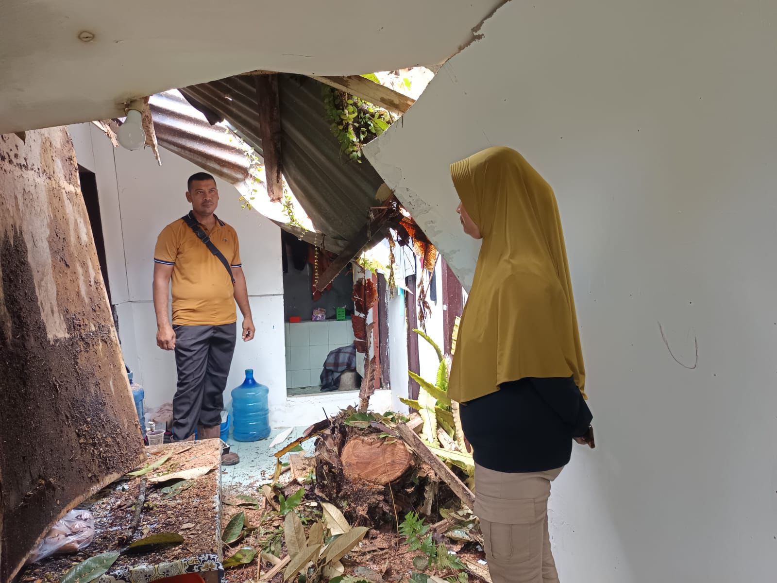 POHON TUMBANG : Pohon tumbang yang menghantam rumah warga di RT 52, Kelurahan Karang Anyar.  