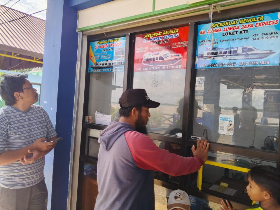 LUDES: Sejumlah penumpang ngantre mendapatkan tiket sisa yang dijadwalkan berangkat Minggu besok. (FOTO: SOPIAN/RADAR TARAKAN)