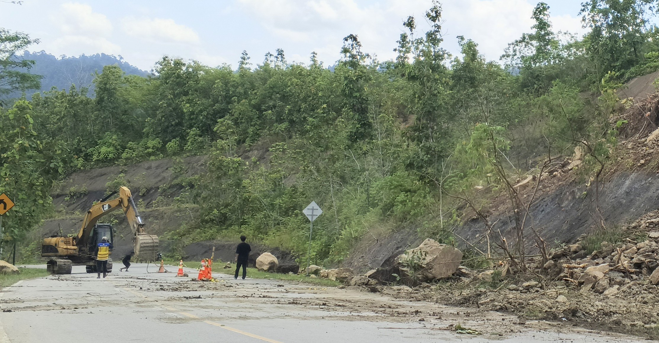 ANTISIPASI: Petugas melakukan pembersihan bebatuan di atas tebing yang berpotensi longsor. (FOTO: SOPIAN/RADAR TARAKAN)
