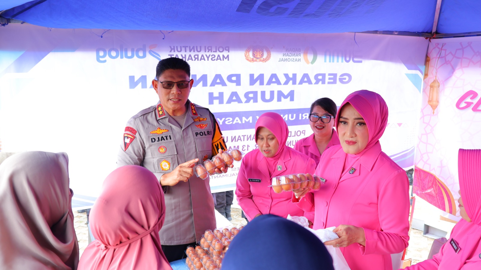 STABILITAS HARGA: Polda Kaltara menyalurkan sembako dalam gerakan pangan murah.