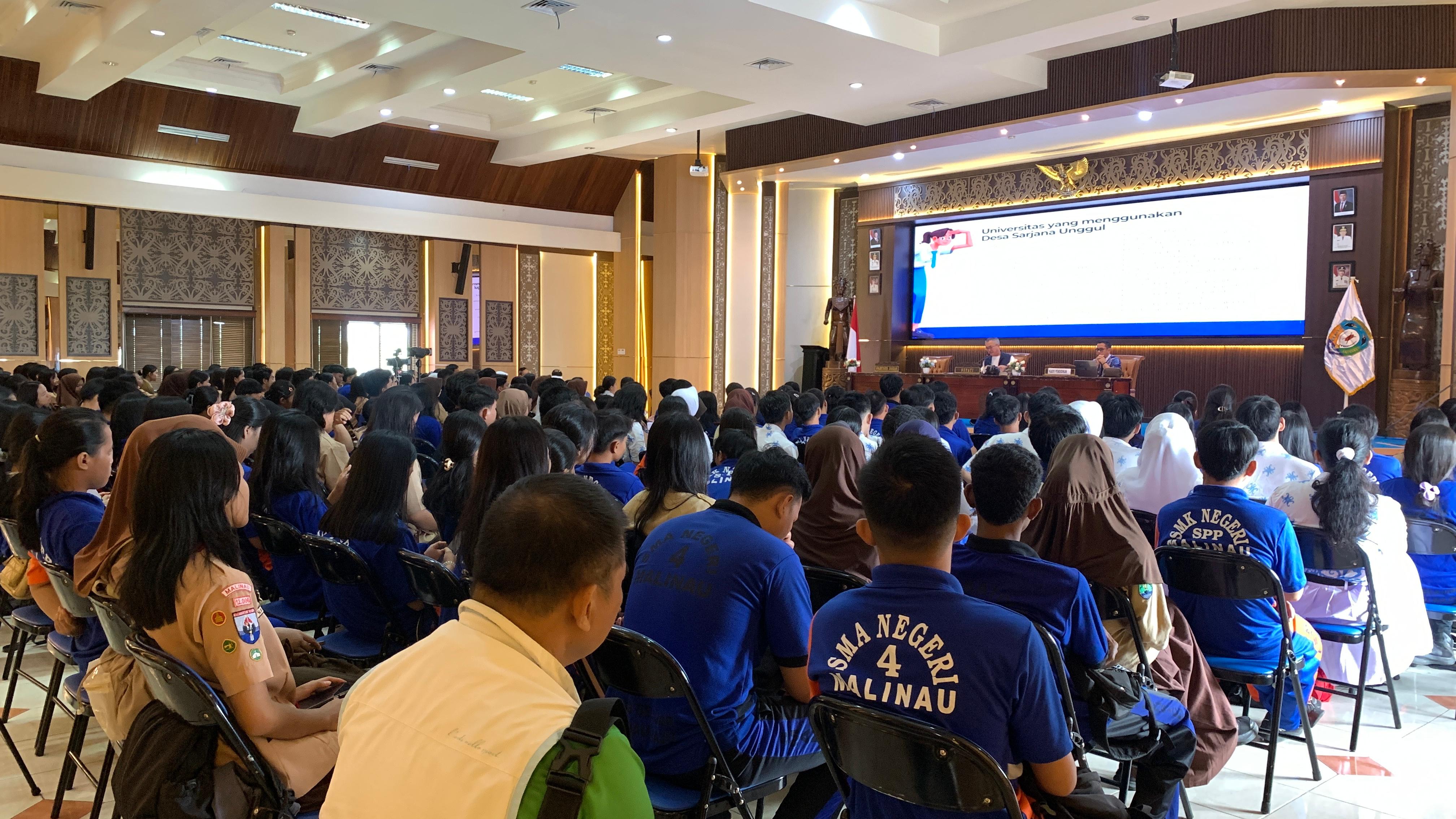 SARJANA: Siswa-siswi dari berbagai SMA di Malinau yang mengikuti pengarahan terkait Beasiswa Desa Sarjana.