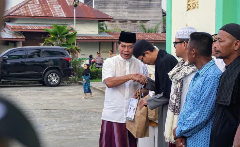 BAGI HASIL: Gubernur Kaltara, Dr. H. Zainal Arifin Paliwang, S.H, M.Hum, memberikan bantuan kepada masyarakat di sela-sela safari Ramadan.