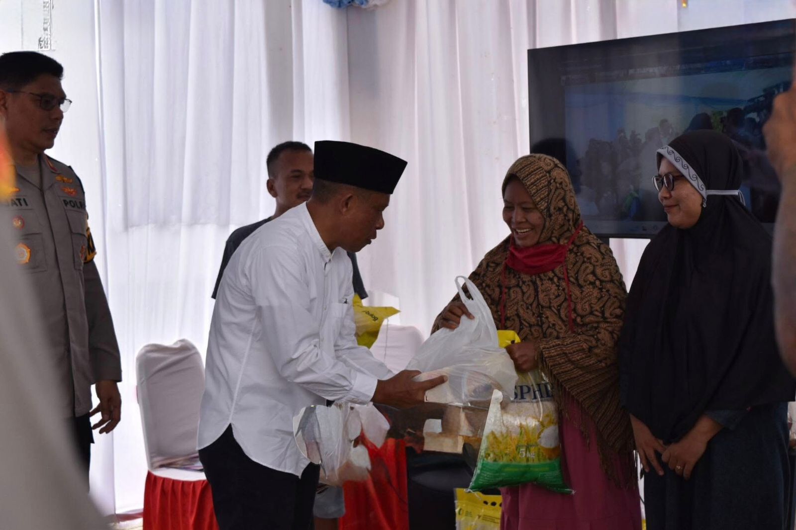 PANGAN : Bupati Bulungan Syarwani bersama Kapolda Kaltara Irjen Pol Djati Wiyoto Abadhy, hadir di program Pangan Murah Polri di Bulungan.  (Taslee/Radar Tarakan)  