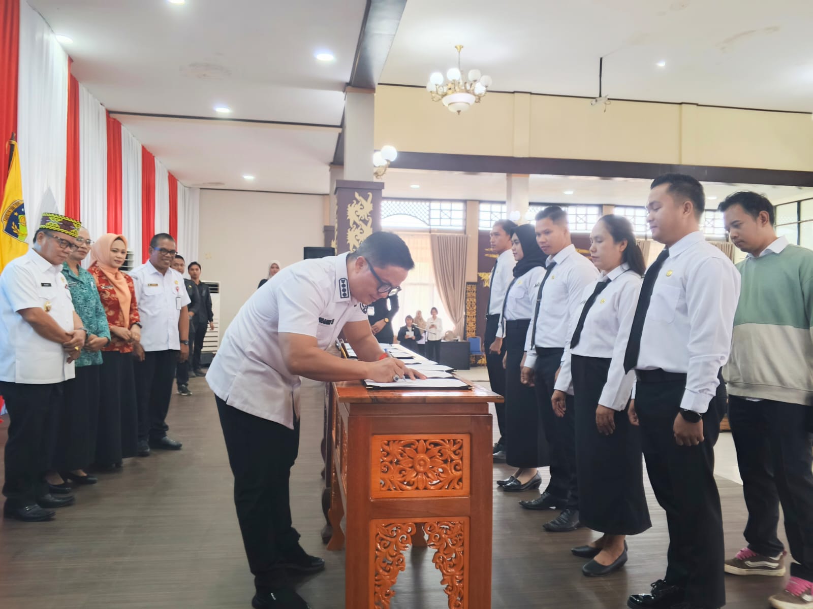 KEPEGAWAIAN: Bupati Tana Tidung Ibrahim Ali di momen penyerahan SK PPPK paru waktu Januari lalu. (DOK RADAR TARAKAN)