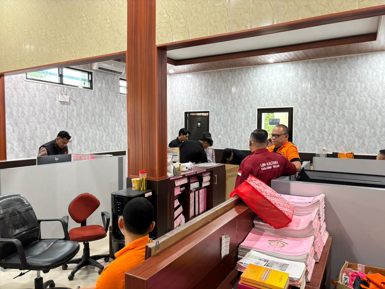 DILIMPAHKAN: Empat tersangka dugaan kasus korupsi kredit fiktif dilimpahkan ke Kejati Kaltara.