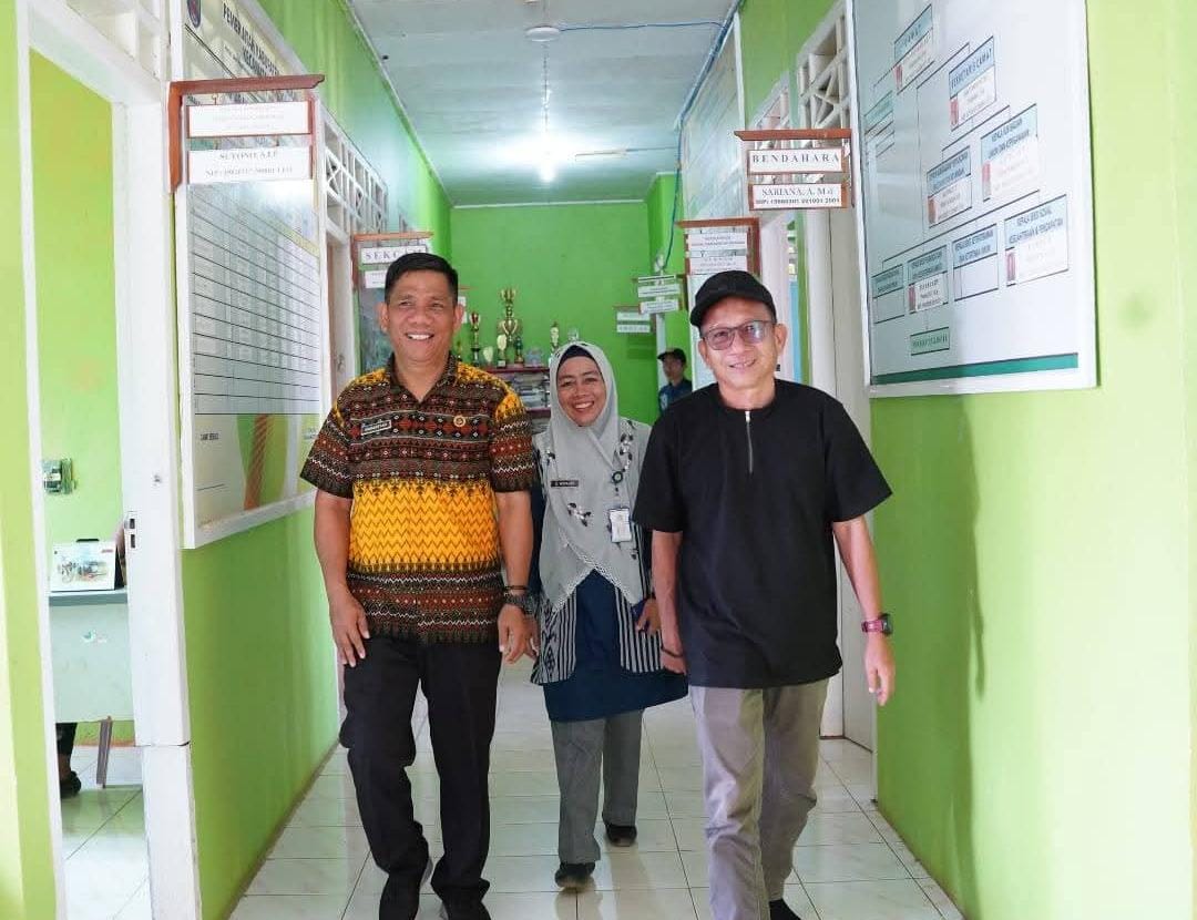 PENINJAUAN : Wakil Bupati Nunukan, Hermanus saat berkunjung ke kantor kecamatan melihat langsung pelaksanaan pelayanan publik ditingkat kecamatan.