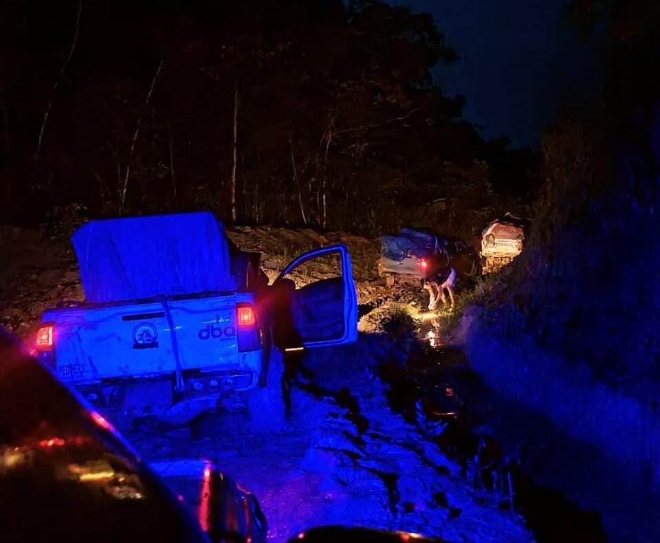 BERJUANG : Pengendara yang mengangkut kebutuhan masyarakat ke Krayan Selatan berjibaku melewati jalan rusak antara kecamatan yakni Krayan- Krayan Selatan.