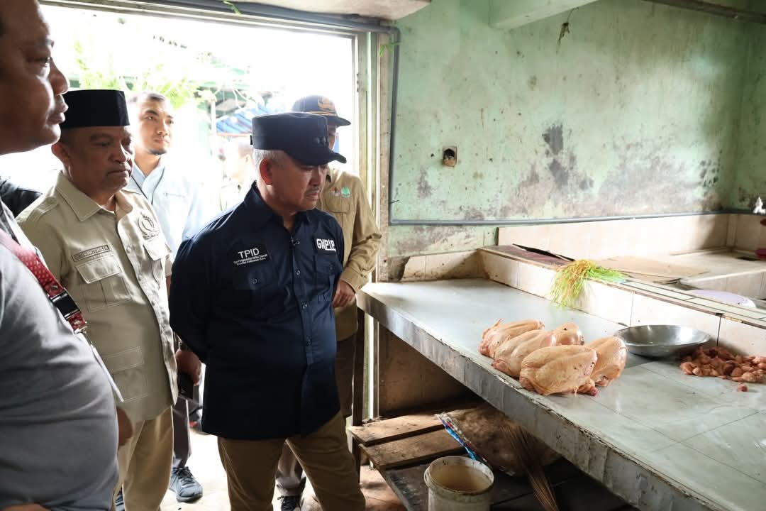 MENGECEK: Wali Kota Tarakan Khairul meninjau komoditi di pasar tradisional Tengguyun.  