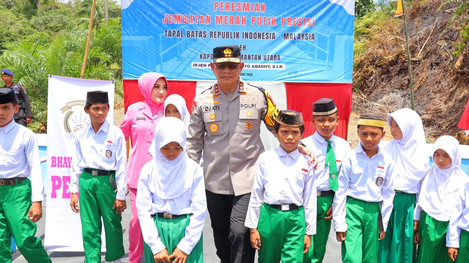 PEDULI PENDIDIKAN : Kapolda Kaltara Irjen Pol Djati Wiyoto Abadhy bersama puluhan siswa di Sebatik, berjalan melintas jembatan yang baru saja diresmikan. (Taslee/Radar Tarakan)  