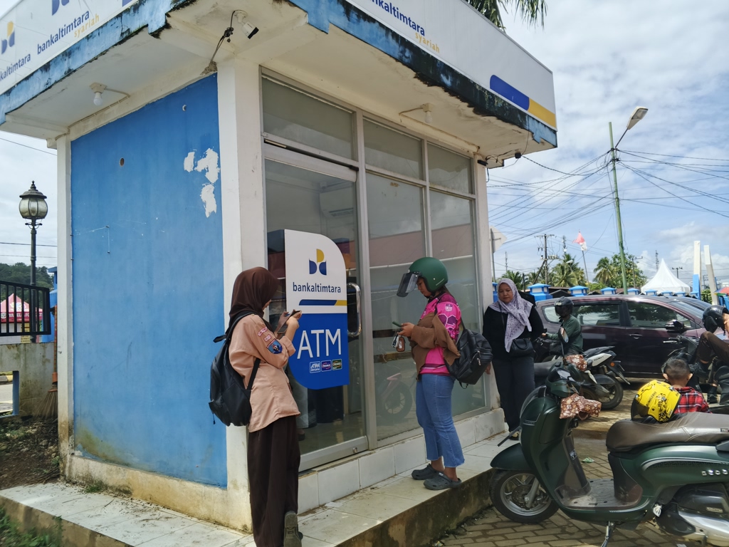 ANTRE: Transaksi keuangan via bank mulai mengalami peningkatan. (FOTO: SOPIAN/RADAR TARAKAN)