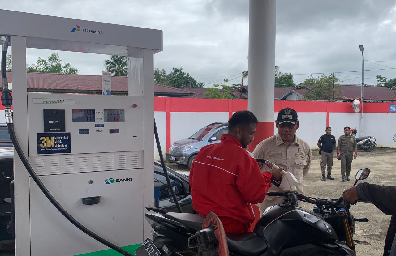DIPASTIKAN AMAN: Wabup Malinau, Jakaria bersama Forkompimda melakukan sidak SPBU pada saat kelangkaan BBM beberapa waktu lalu.