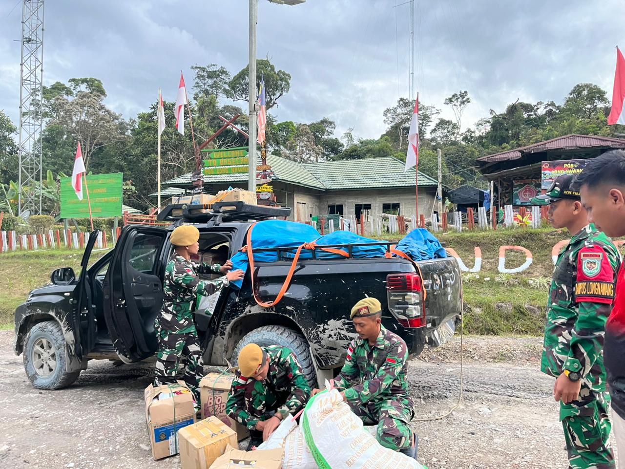 PENGUNGKAPAN MIRAS: Satgas Pamtas yang menggagalkan penyeludupan miras Pos Long Nawang, kayan Hulu, Malinau.