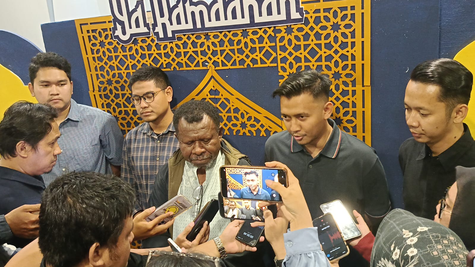 PASTIKAN PASOKAN: Area Manager Communication, Relations &amp; CSR Pertamina Patra Niaga Regional Kalimantan, Edi Mangun (tengah) meyakinkan jika pasokan energi ke Kaltara aman,