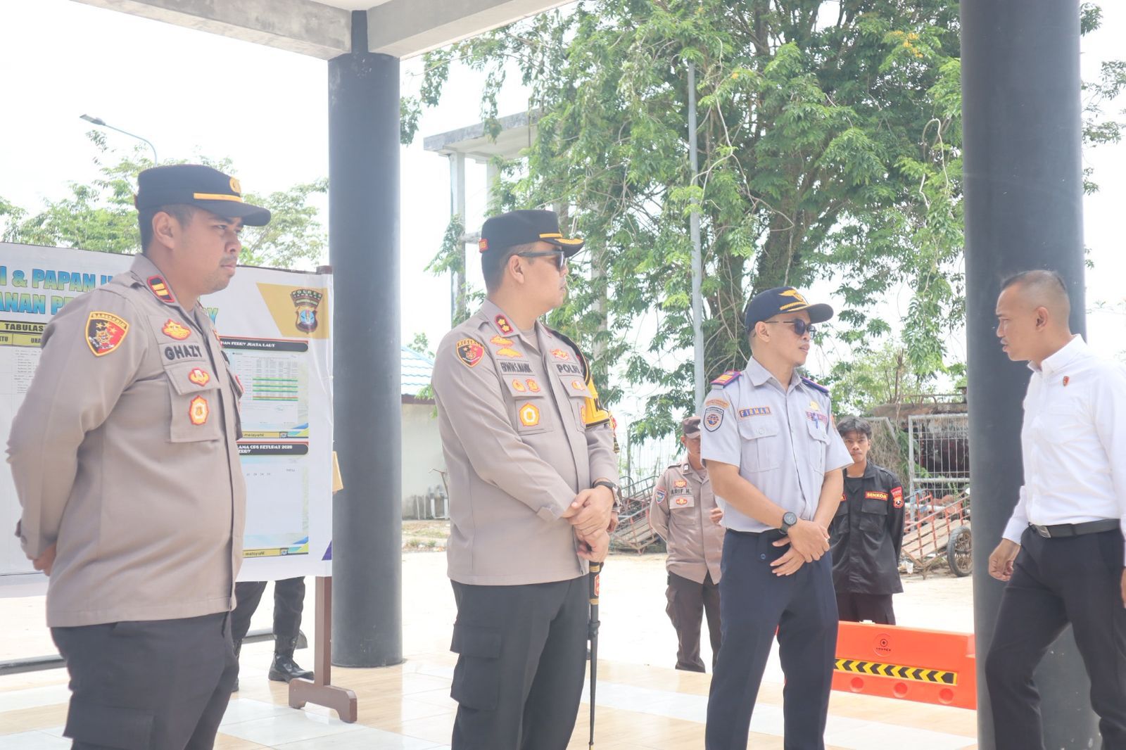 TINJAUAN : Kapolres Tarakan AKBP Erwin Syaputra Manik meninjau aktivitas pemudik di Pelabuhan Juwata Ferry Tarakan dan menemukan sejumlah calon penumpang bermalam di sekitar area pelab