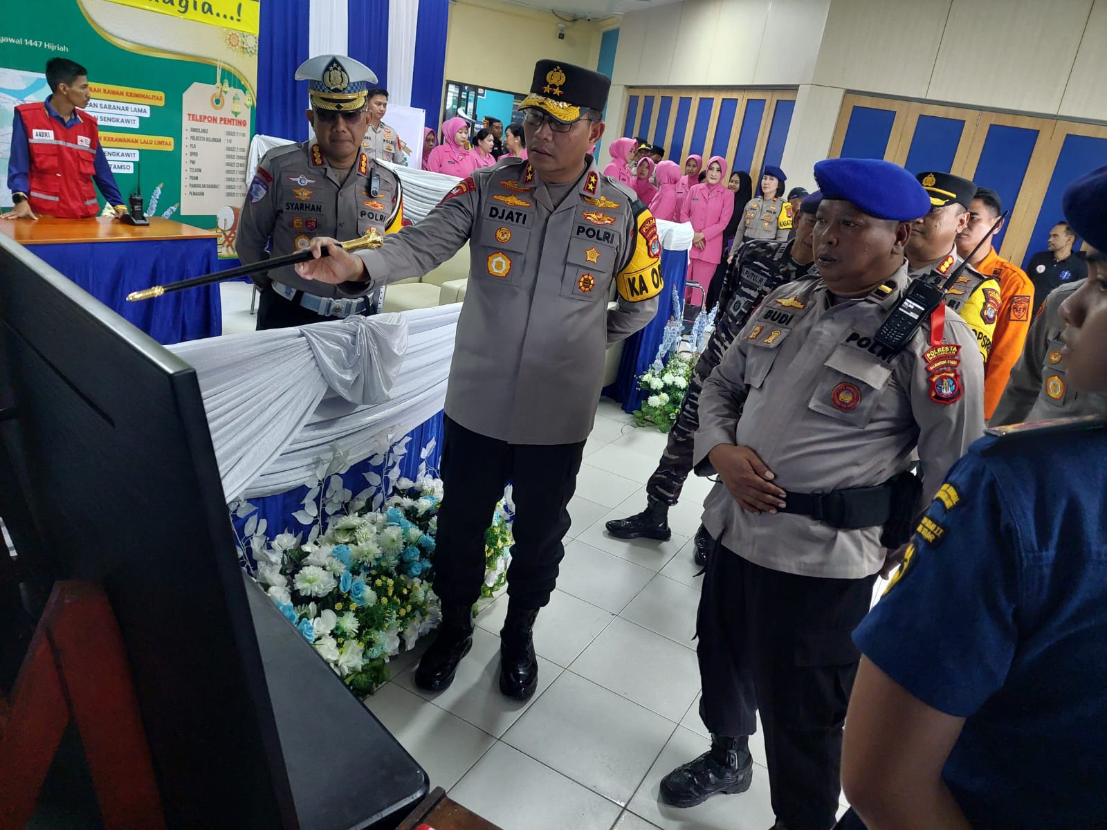 TINJAUAN LAPANGAN: Kapolda Kaltara saat melakukan peninjauan di Pelabuhan Kayan II, Tanjung Selor.