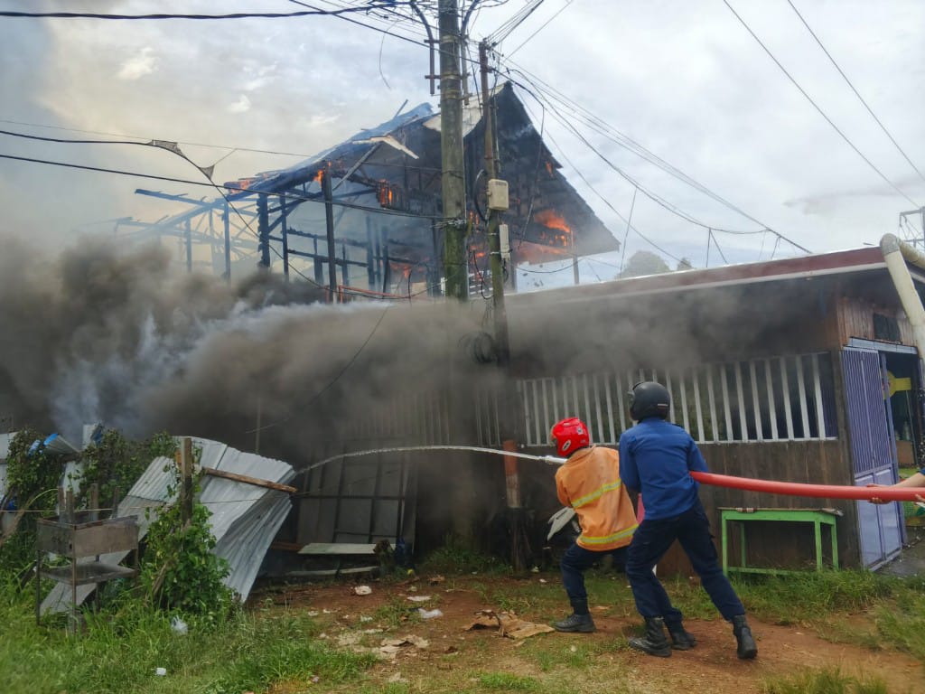STANDBY: Damkar melakukan pemadaman api yang membakar satu rumah di Tideng Pale tahun lalu. (DOK RADAR TARAKAN)