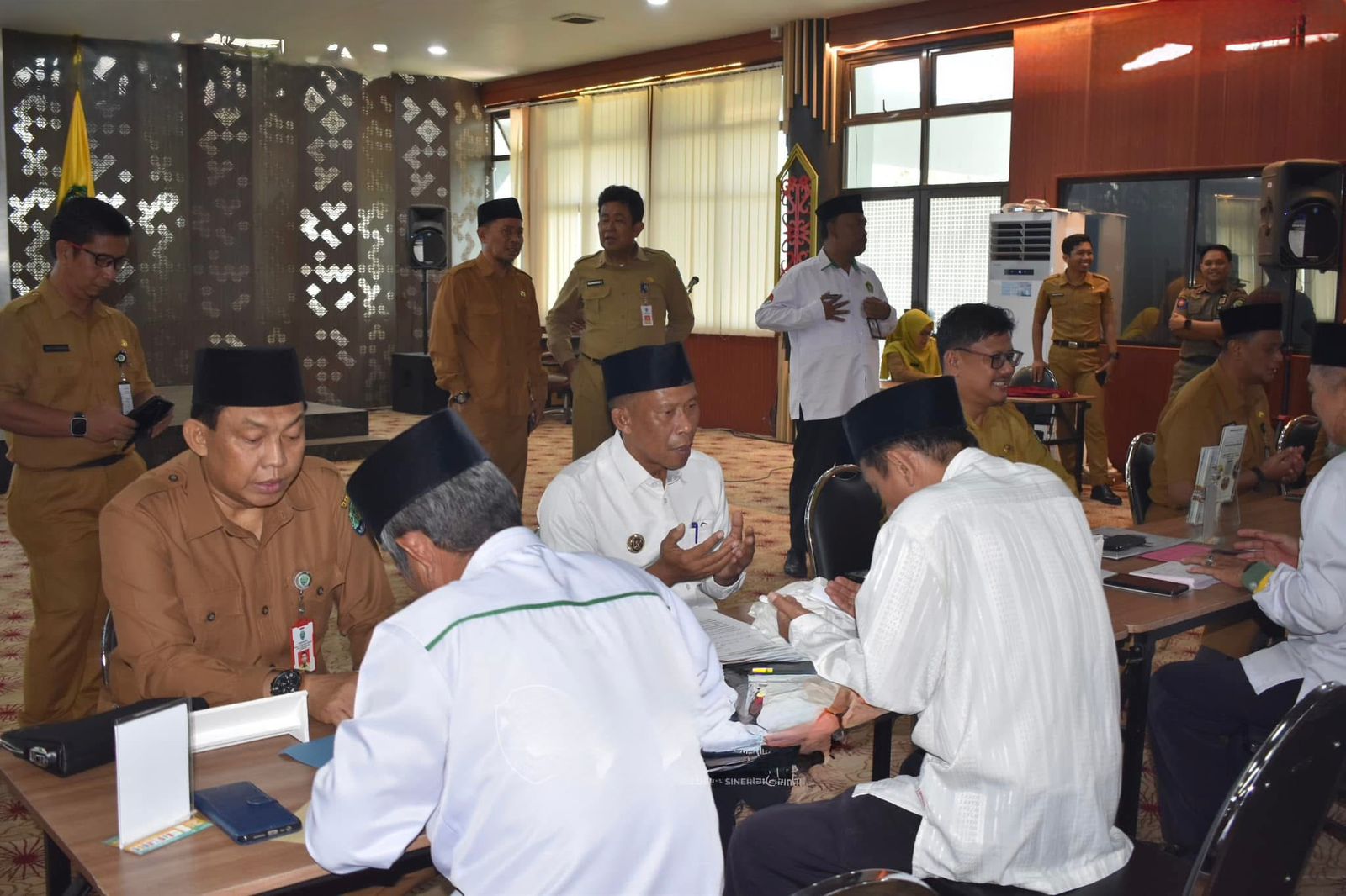 ZAKAT : Bupati Bulungan Syarwani ketika mengikuti kegiatan Bulungan Berzakat, baru-baru ini.(Taslee/Radar Tarakan)  