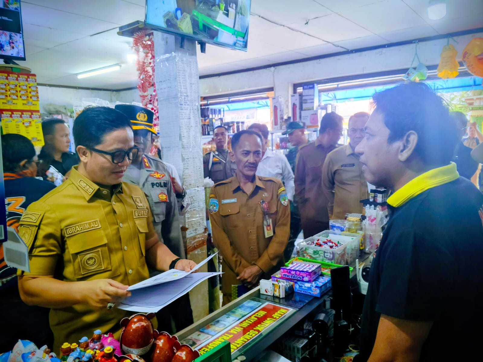 JELANG LEBARAN: Bupati Tana Tidung Ibrahim Ali melakukan sidak sembako di salah satu toko di Tideng  Pale, belum lama ini.(FOTO: SOPIAN/RADAR TARAKAN)
