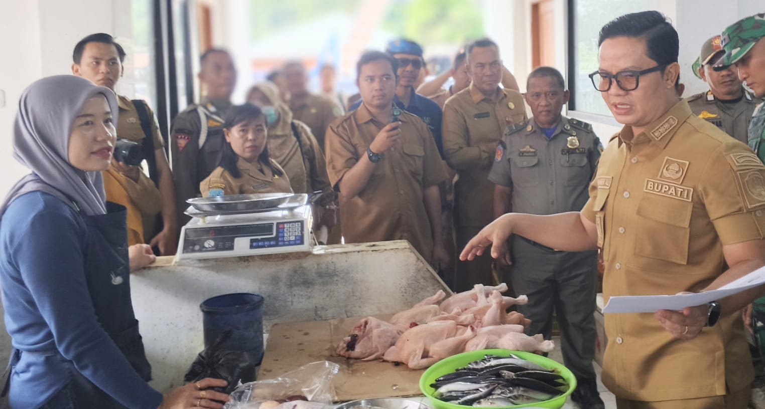 NAIK: Selain cabai, harga daging ayam potong juga mengalami kenaikan. 