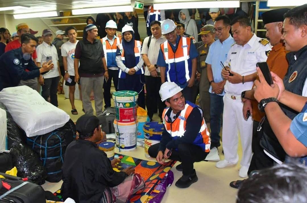 MENYAPA : Bupati Nunukan H. Irwan Sabri saat berkomunikasi dengan masyarakat yang melakukan perjalanan mudik menggunakan KM Lambelu.  