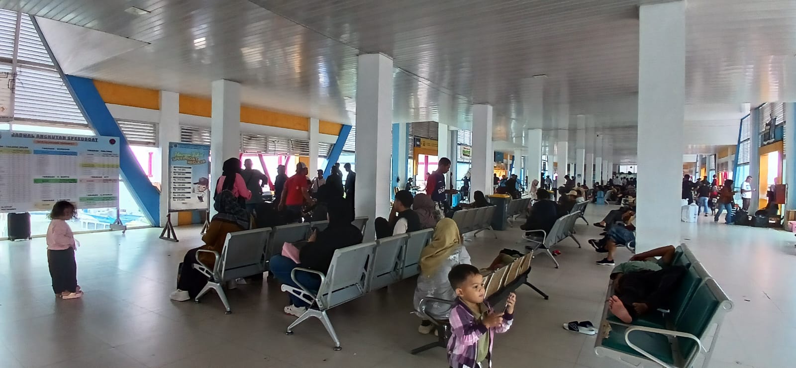 RAMAI : Suasana Pelabuhan Tengkayu I H-3 Hari Raya Idulfitri 2026.  