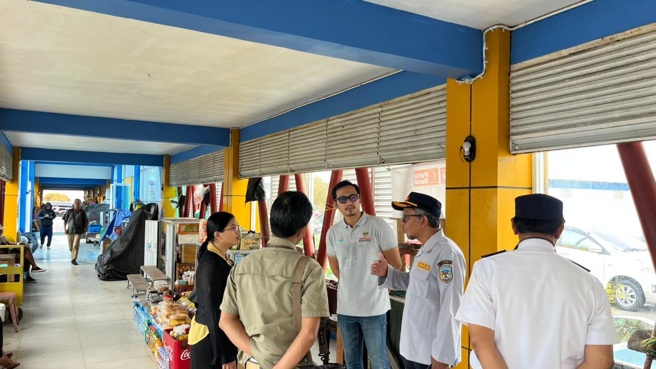 BELUM BERBENAH : ORI Kaltara saat meninjau berbagai fasilitas pelabuhan Tengkayu I Tarakan.