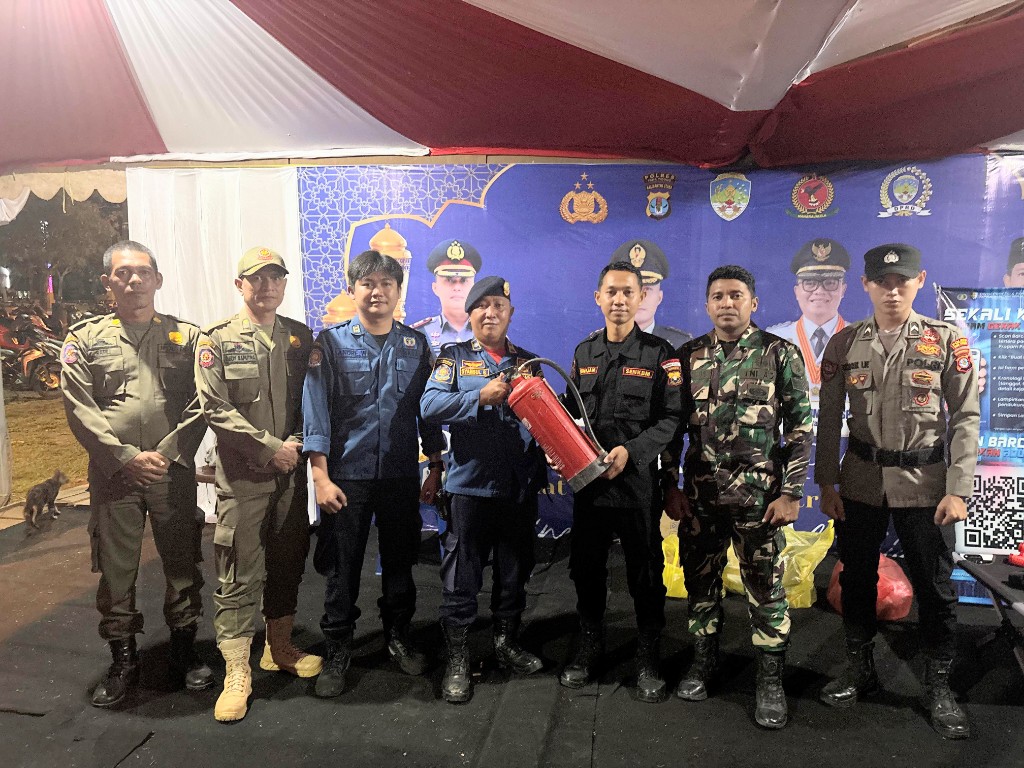 PENANGANAN AWAL: Disdamkarmat Tana Tidung menyerahkan satu unit APAR di pos Operasi Ketupat Kayan 2026 untuk mengantisipasi kebakaran hebat. 