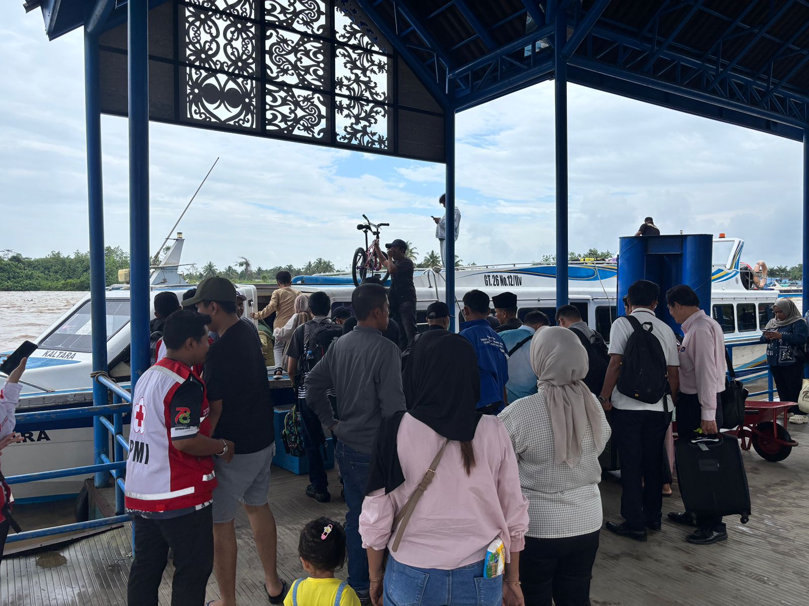 MUDIK: Tampak aktivitas penumpang di Pelabuhan Kayan II Tanjung Selor.