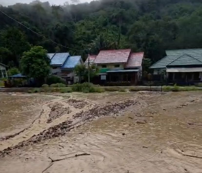 LONGSOR: Tampak depan Puskesmas Long Berang pasca longsor yang terjadi selasa dini hari.