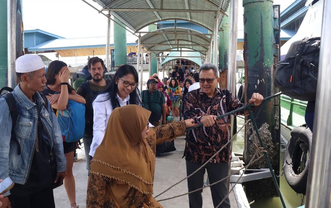MUDIK AMAN : Acting Konsul RI Tawau, Dino Nurwahyudin, bersama Atase Perhubungan KBRI Kuala Lumpur, Sindu Rahayu saat meninjau langsung kondisi operasional di pelabuhan Tawau, Malaysia.