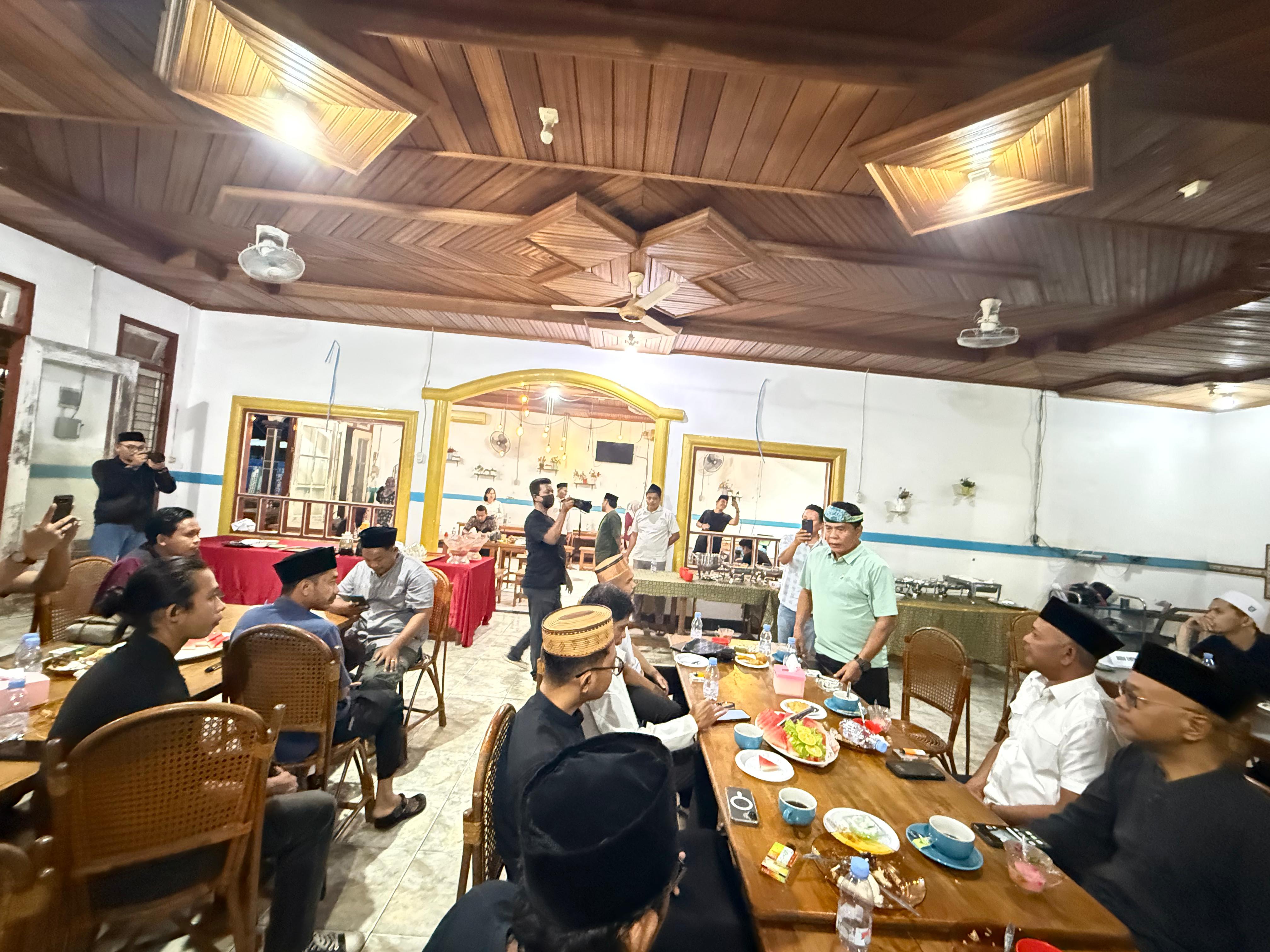 IFTAR : Gubernur Kaltara menyampaikan arahan di sela-sela kegiatan buka puasa bersama di hadapan puluhan jurnalis, di Tanjung Selor.   (Taslee/Radar Tarakan)  