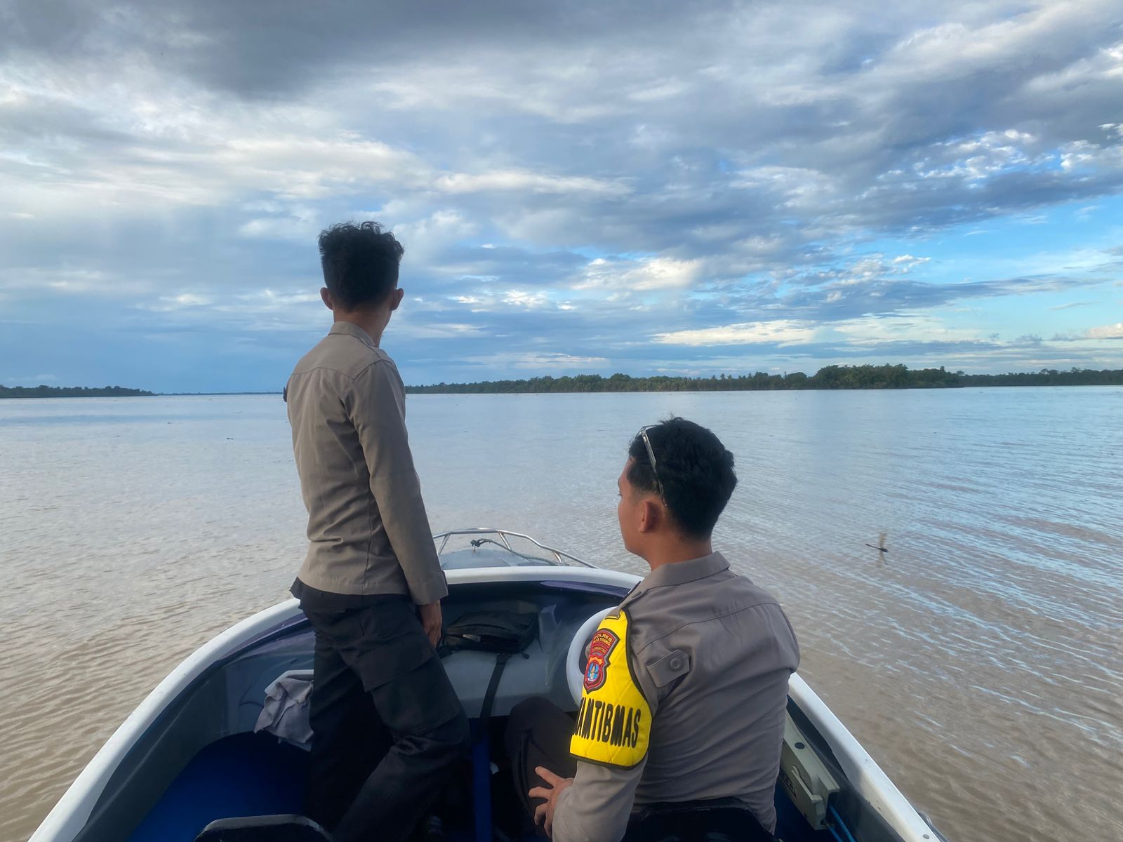 PENYISIRAN: Personel Polres Tana Tidung lakukan pencarian di lokasi korban terjatuh. (Foto: DOK POLSEK SESAYAP HILIR)