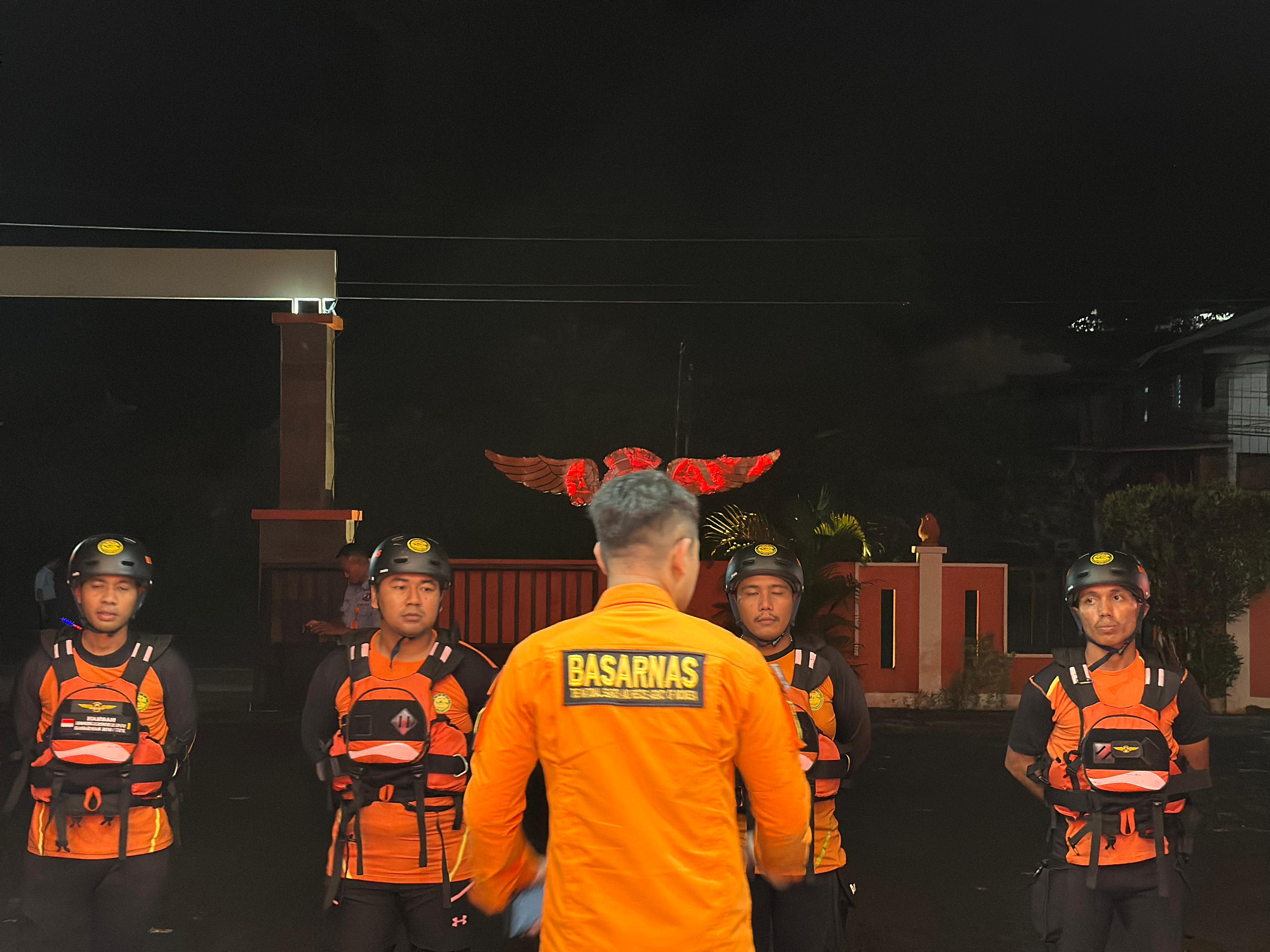 PENCARIAN: Tim SAR Tarakan saat bersiap menuju lokasi ABK terjatuh di Sungai Sesayap. (FOTO: DOK SAR)