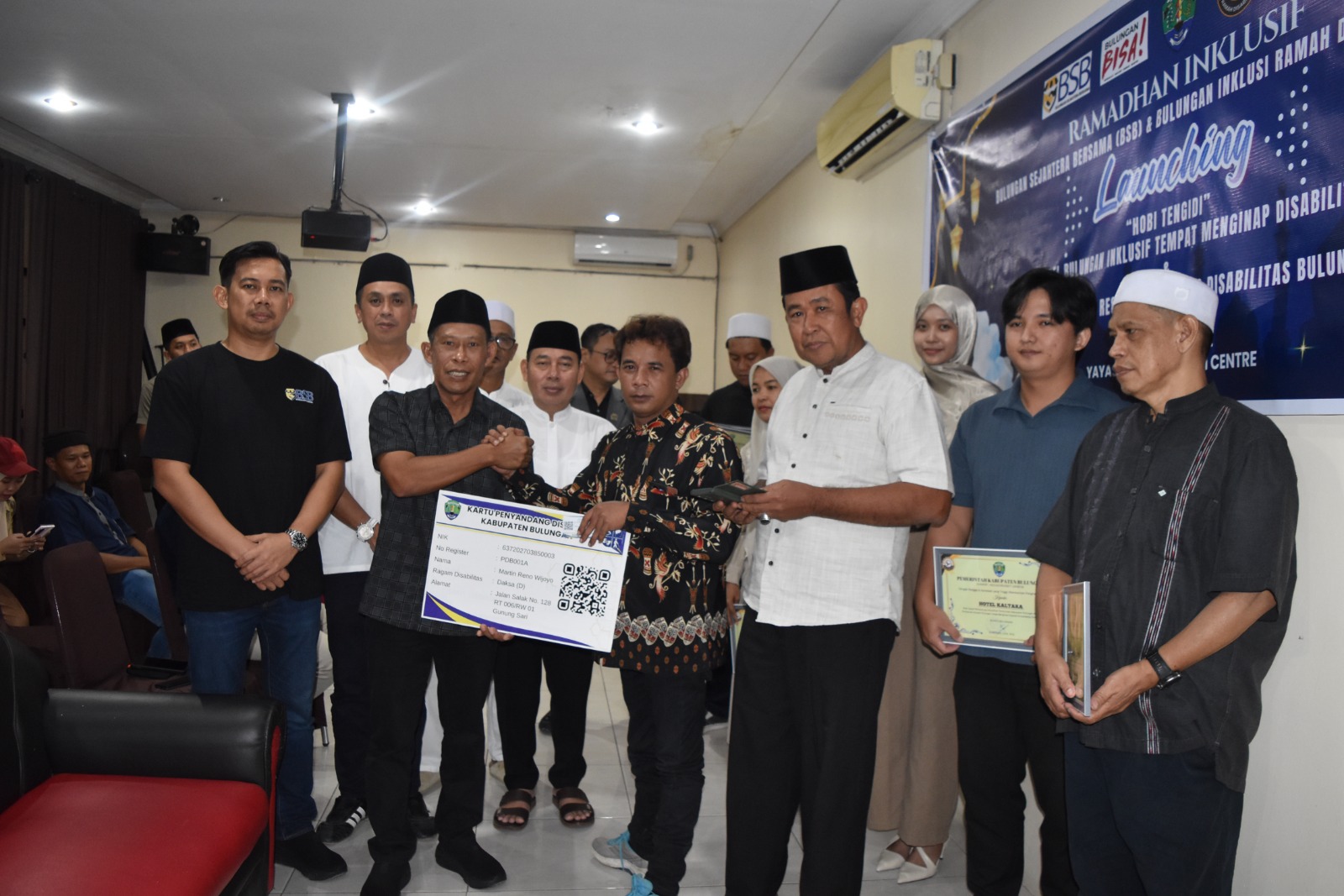 PENYERAHAN: Bupati Bulungan Syarwani menyerahkan kartu disabilitas kepada penyandang disabilitas.  &nbsp;