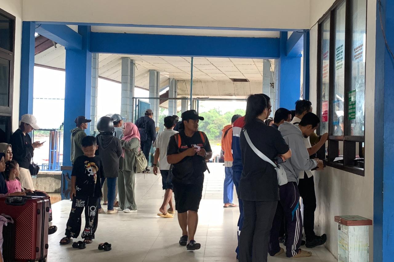 MUDIK: Suasana padat penumpang di Pelabuhan Speedboat Malinau jelang arus mudik.  &nbsp;