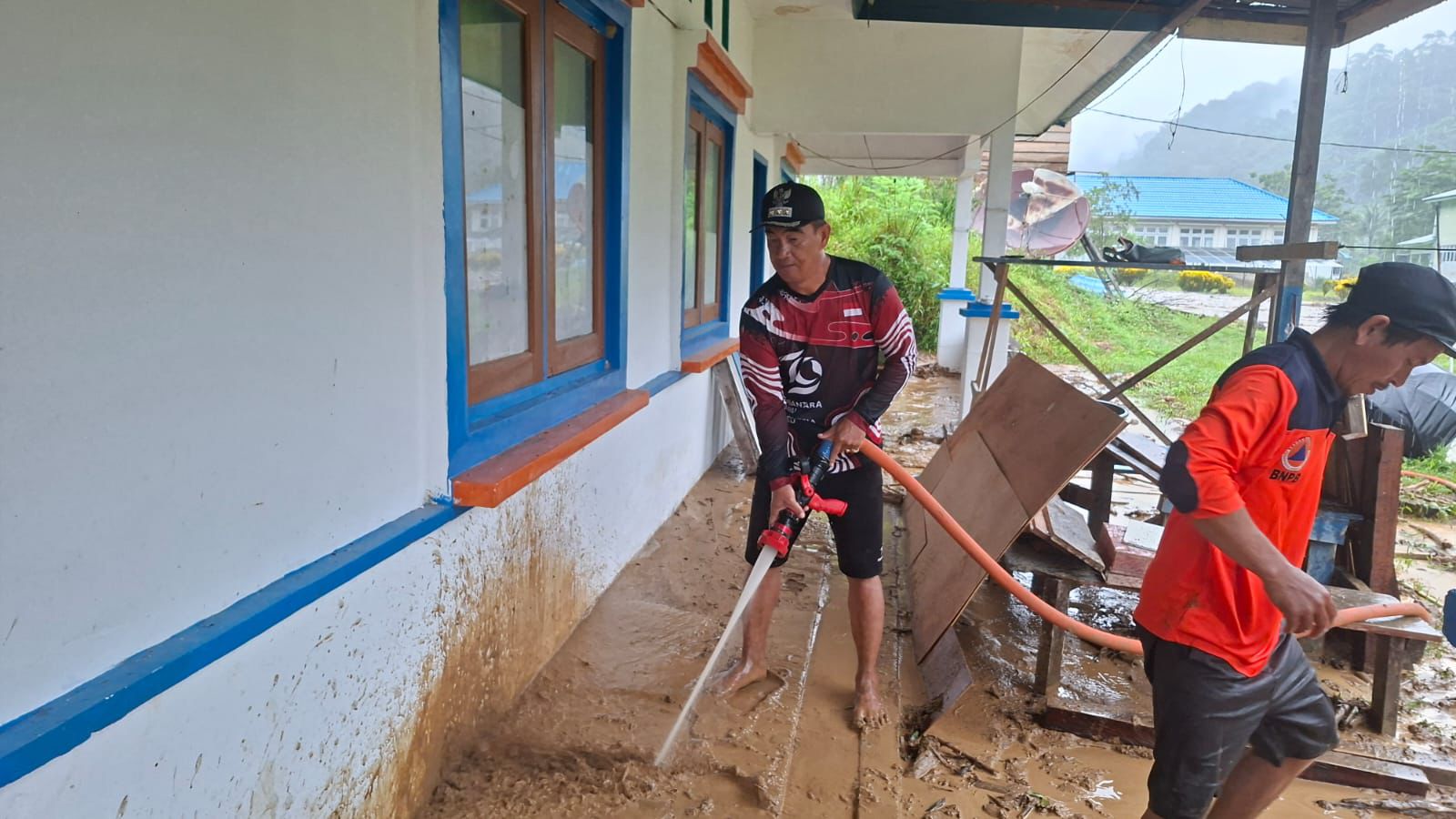 LONGSOR: Warga bersama pemerintah kecamatan serta BPBD melakukan pembersihan dibeberapa titik lokasi terdampak longsor.