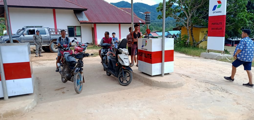 ENERGI: Tampak petugas SPBU di Krayan melakukan pengisian BBM di kendaraan.