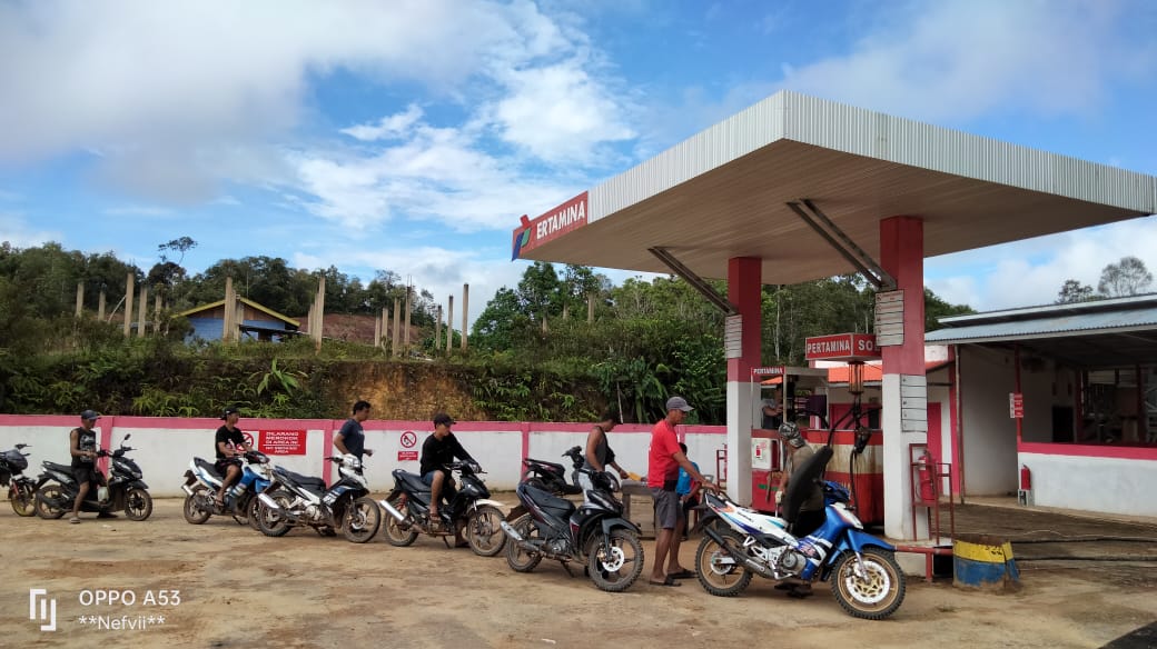 ENERGI: Tampak petugas SPBU di Krayan melakukan pengisian BBM di kendaraan.